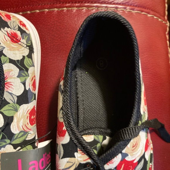 New size 8 women’s canvas sneakers - Picture 2 of 5